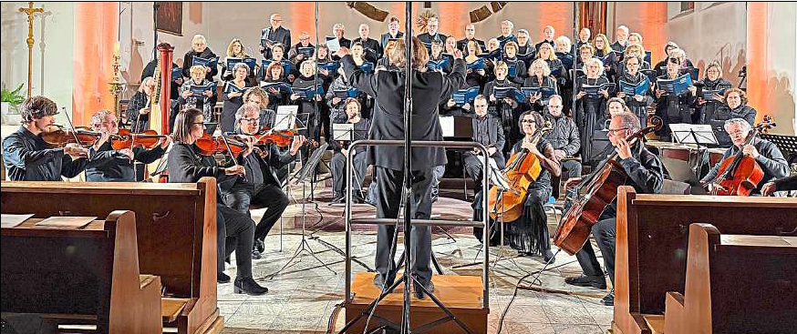 Für ein berührendes musikalisches Erlebnis sorgten die Sänger und Instrumentalisten in der Kirche St. Konrad in Ettmannsdorf. Foto: Renate Ahrens