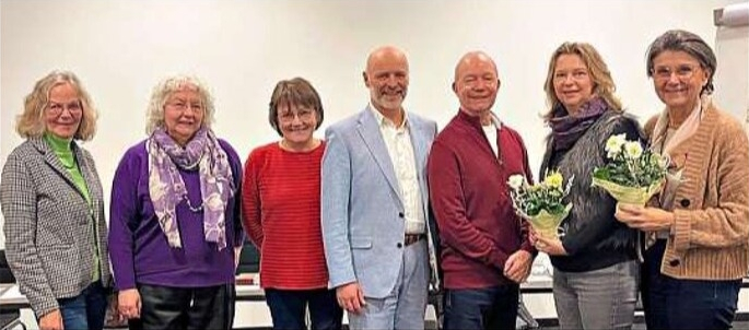 Sie übernehmen Verantwortung: Das Vorstandsteam mit Gudrun Wartha, Renate Spandl, Claudia Allwang-Wopper, Kurt Mieschala (Kassenprüfer) und Ian Owen (v.l.). Verabschiedet wurden Cornelia Horsch und Christine Fink (v.r.). Nicht mit am Bild Kassenprüfer Markus Schuierer. Foto: Elke Horsch